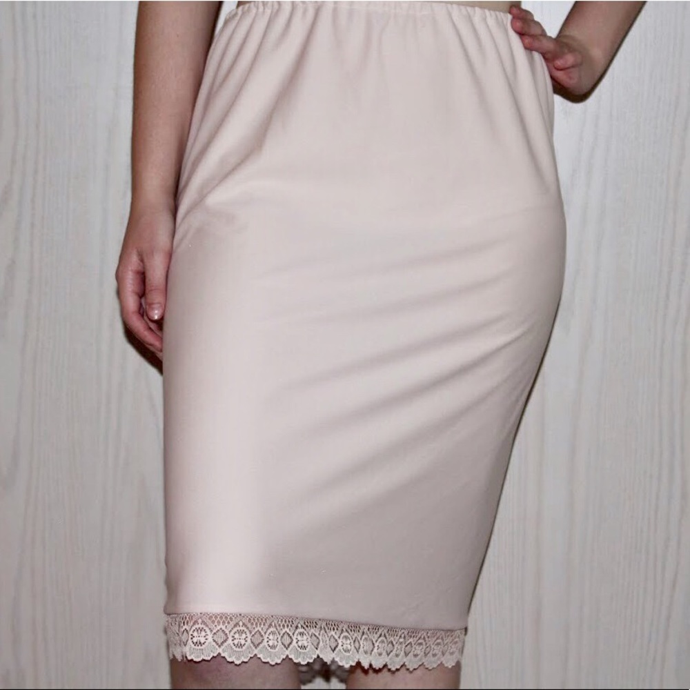 1970s Vintage Pale Pink Skirt Slip with Lace Trim